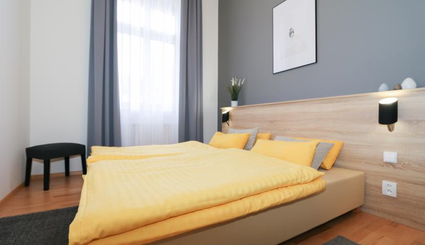 bedroom right side